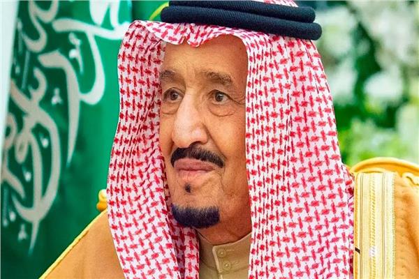 الملك سلمان يكرّم سعوديًا بوسام الملك عبد العزيز ومليون ريال لإنقاذه شاحنة مشتعلة