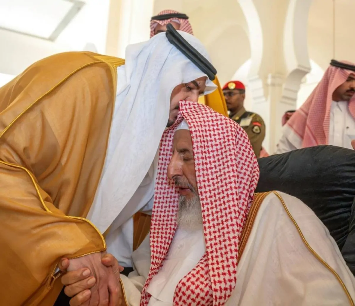 نائب أمير الرياض يشارك في صلاة الجنازة على والدة آل الشيخ