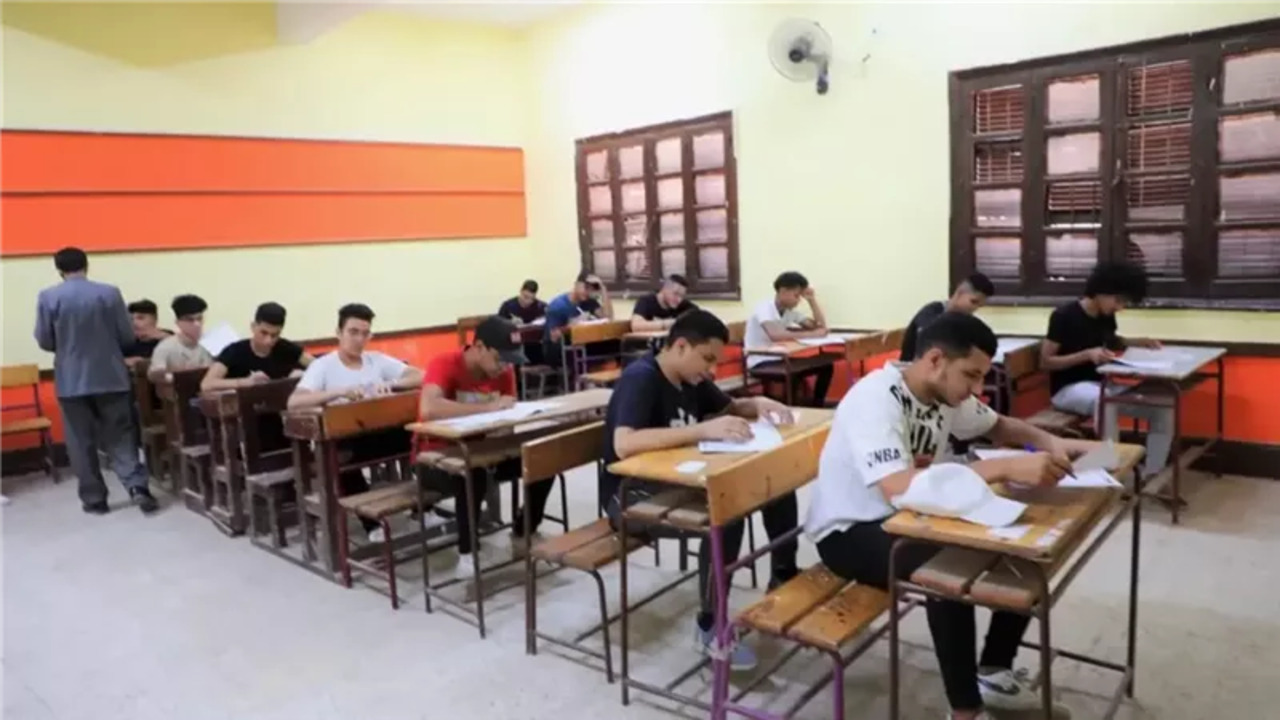 جدول امتحانات الدور الثاني للصف الثالث الثانوي 2025 وتوزيع درجات المواد للشعب العلمية والأدبية