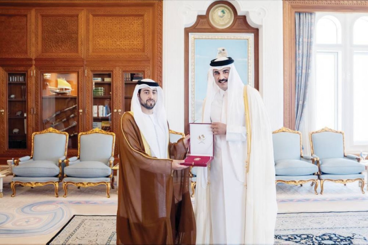 أمير قطر يكرم سفير الإمارات بـ ‘وسام الوجبة’