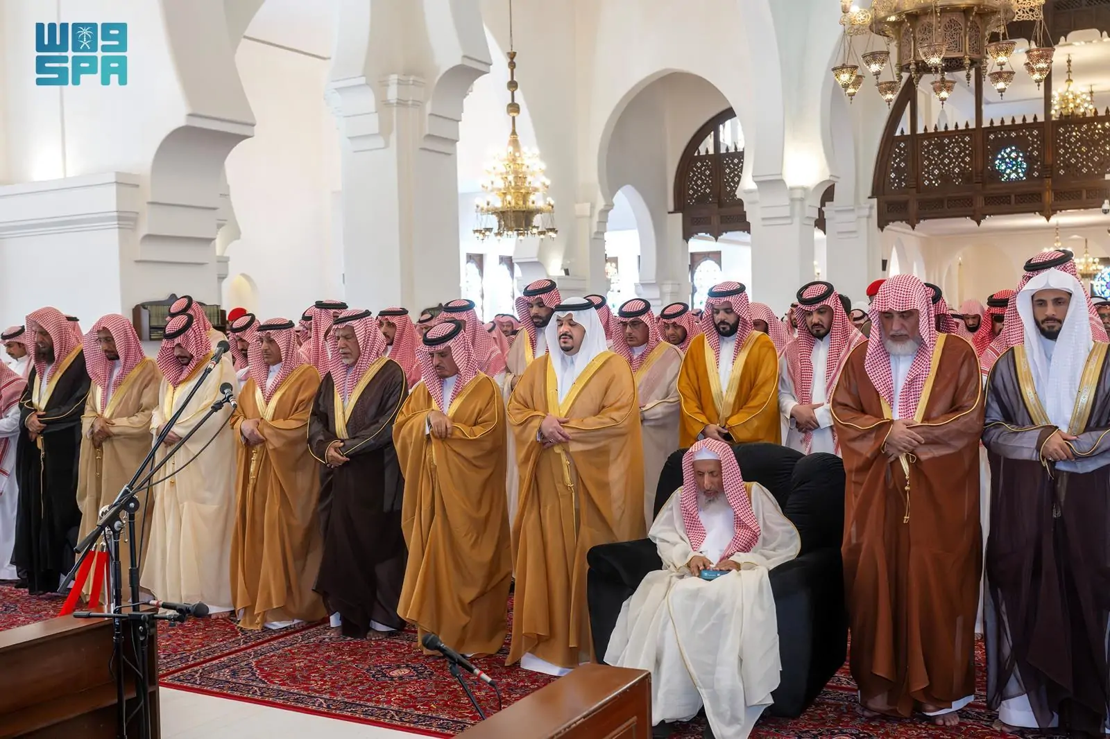 نائب أمير الرياض يتقدم المصلين في funeral والد الشيخ محمد بن حسن آل الشيخ