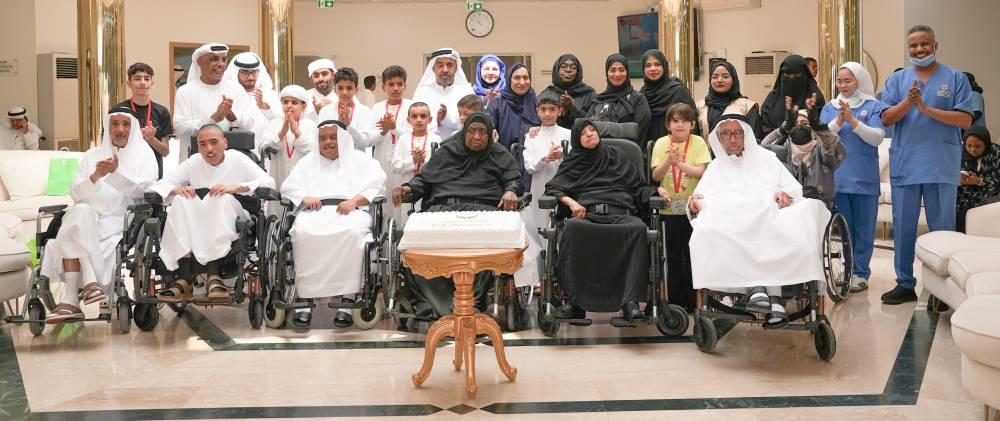 «الشارقة الخيرية» تختتم المخيم الطلابي بزيارة إنسانية لدار المسنّين