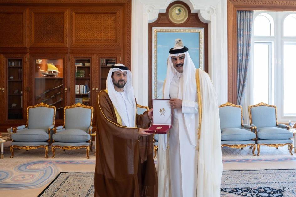 أمير قطر يكرم سفير الإمارات بـ«وسام الوجبة» تقديراً لتعزيز العلاقات الأخوية
