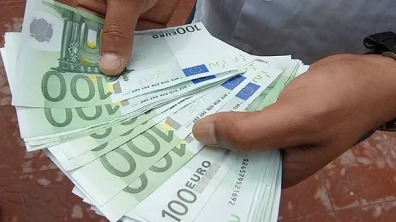 سعر اليورو مقابل الدينار الجزائري اليوم وأبرز العوامل المؤثرة على تحركاته وتقلباته في الأسواق الرسمية والموازية