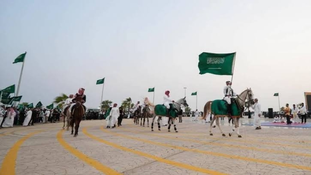 عروض اليوم الوطني السعودي 95 2025.. خصومات تصل إلى 85% على الإلكترونيات والأثاث والأزياء