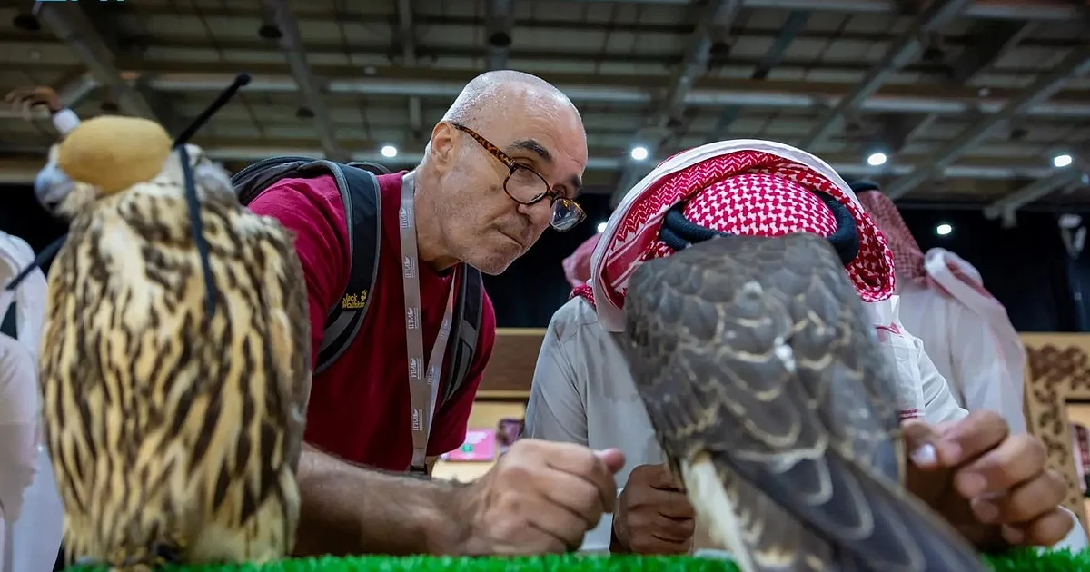 المزاد الدولي للصقور بالرياض يستقطب عشاق الطيور من الخليج والعالم بفرص استثمارية وتراثية فريدة 5 المزاد الدولي للصقور بالرياض يستقطب عشاق الطيور من الخليج والعالم بفرص استثمارية وتراثية فريدة