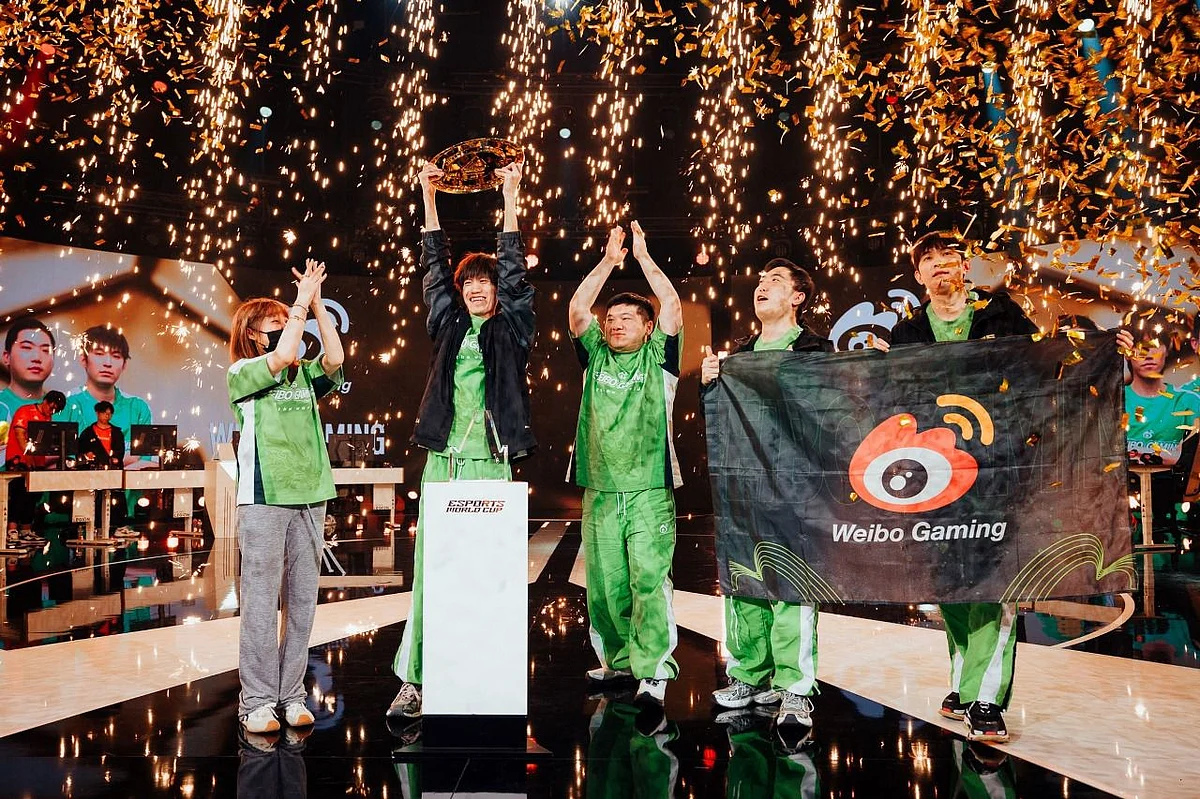 فريق Weibo Gaming الصيني يتوج بلقب البطولة 19 في كأس العالم للرياضات الإلكترونية 2025!