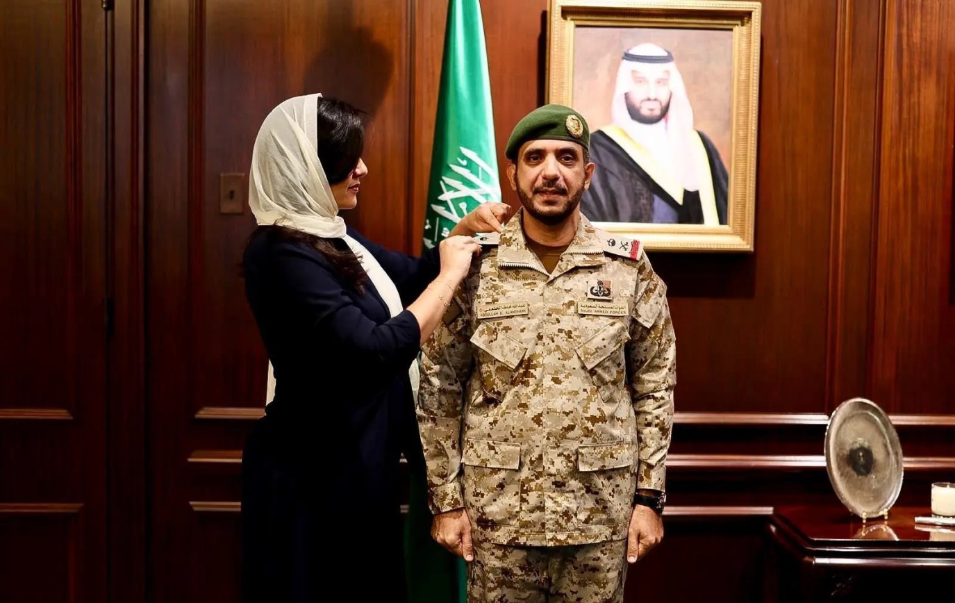السفيرة السعودية في واشنطن تكرم الملحق العسكري بترقيته إلى رتبة لواء بعد الأمر الملكي