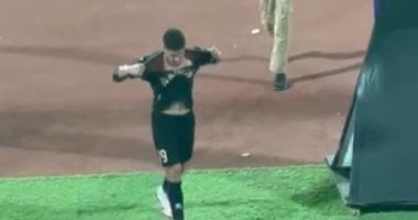 أحمد شعبان من فاركو يبدي استياءه بتمزيق التشيرت عقب استبداله أمام الأهلي