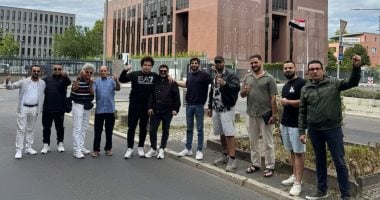 الجالية المصرية في ألمانيا تعبر عن تأييدها للبعثات الدبلوماسية أمام السفارة في برلين