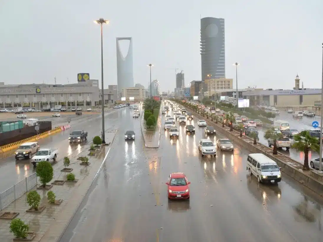 الأحد في السعودية: أمطار رعدية وجريان للسيول مصحوبة برياح وأتربة على عدة مناطق