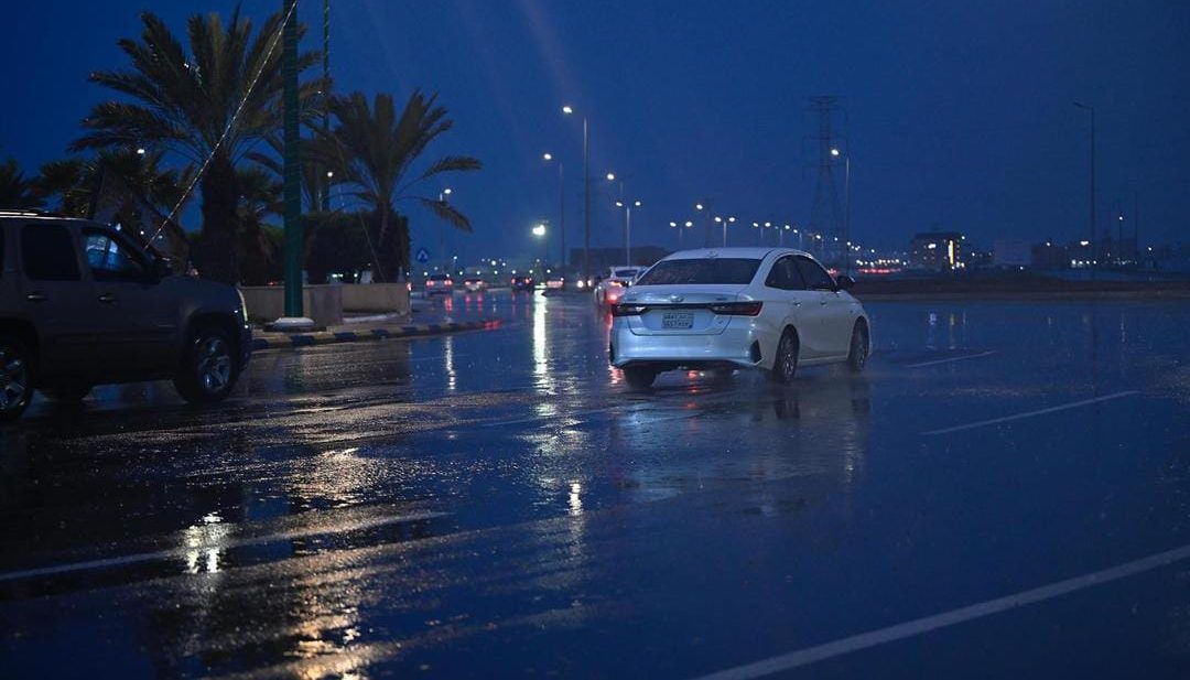 التقلبات الجوية: توقعات بأمطار غزيرة تلوح في الأفق على مصايف السعودية