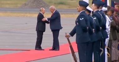ترامب وبوتين: لقاء غير متوقع في آلاسكا مليء بالض laughs والتعليم