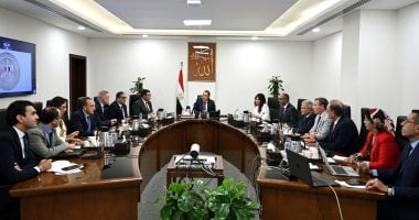 رئيس الوزراء يراقب تقدم مشاريع تحلية مياه البحر