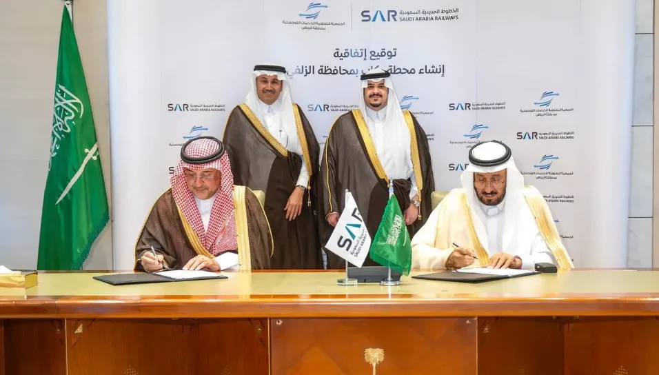 إعلان رسمي: توقيع اتفاقية لإنشاء محطة ركاب حديثة للخطوط الحديدية في الزلفي 2025