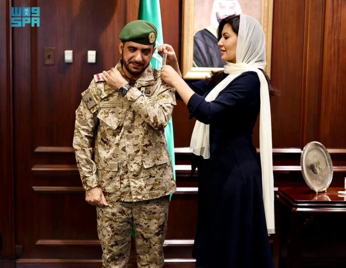 في احتفال رسمي، سفيرة المملكة لدى الولايات المتحدة تمنح الملحق العسكري رتبته الجديدة