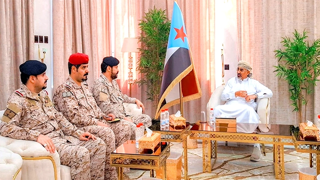 الزبيدي يستقبل قائد قوات الواجب السعودية في عدن: الانتقالي يستعد لمؤتمر المانحين