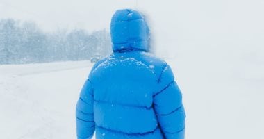 سترة شتوية ذكية لعزل الحرارة عبر تقنيات محاكاة الجلد