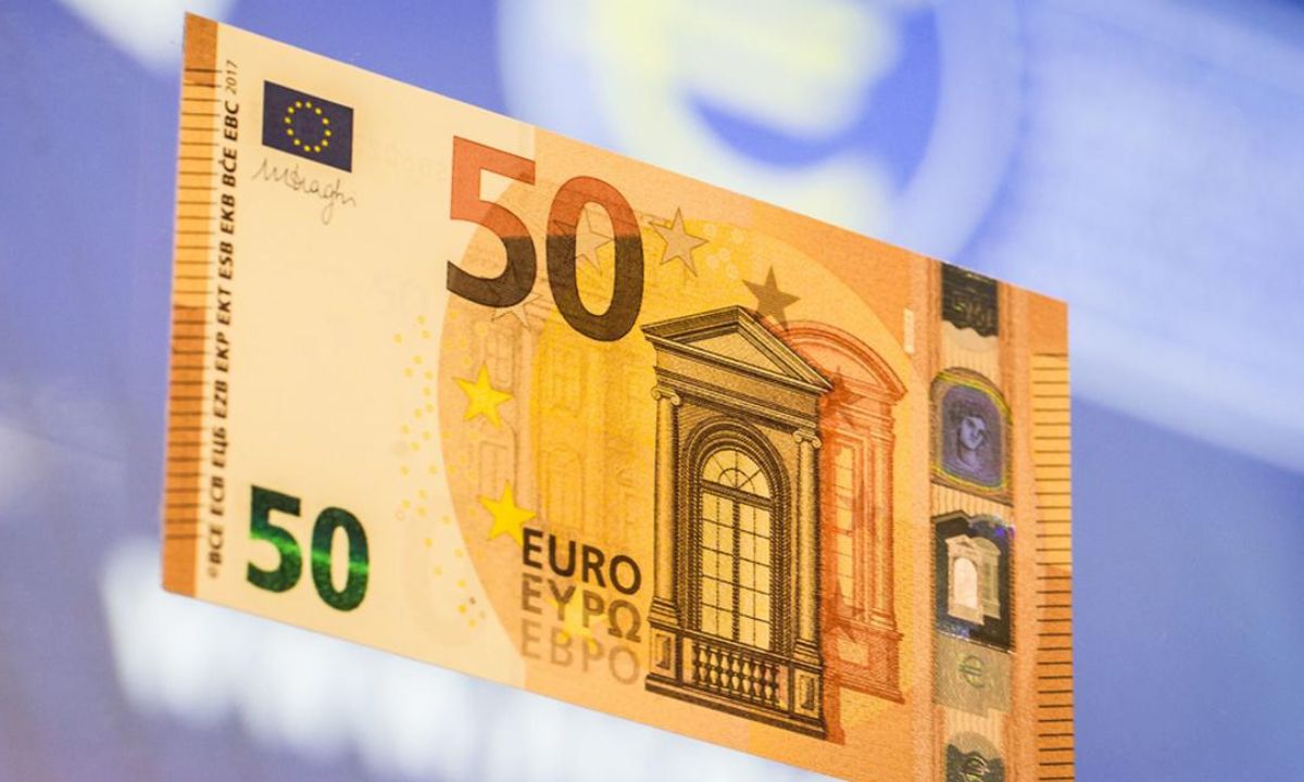 “آخر تحركات السوق” سعر 100 يورو بالدينار الجزائري في السوق السوداء الأحد 3 أغسطس 2025