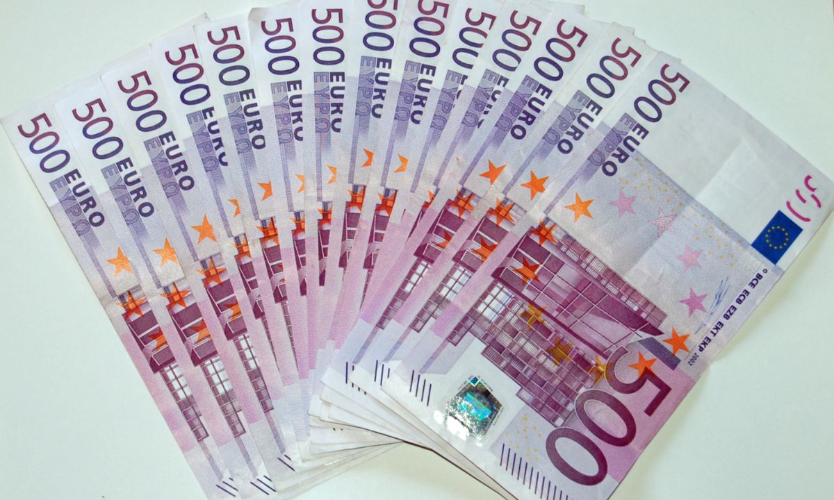 سعر 100 يورو بالدينار الجزائري في السوق السوداء اليوم السبت 2 اغسطس 2025 وأحدث معدلات التحويل الرسمية