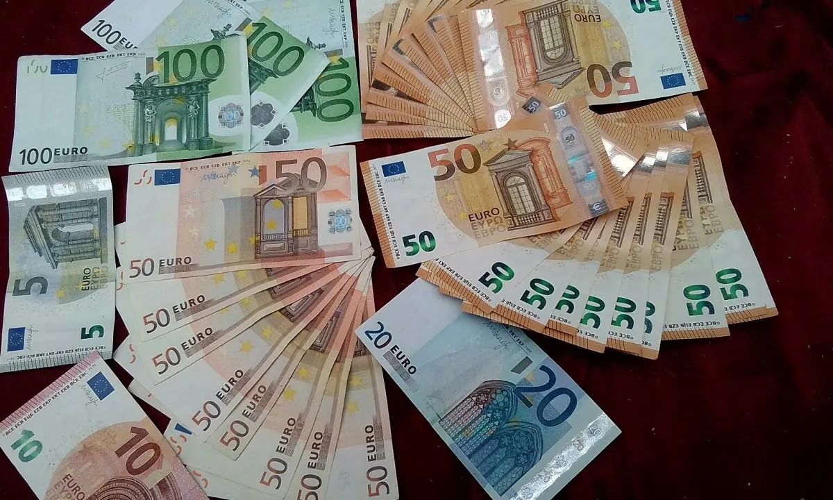 سعر اليورو مقابل الدينار الجزائري يتصدر محركات البحث اليوم السبت 2 اغسطس 2025