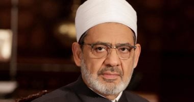 شيخ الأزهر يتبادل مع الطلاب ذكرياته حول حفظ القرآن في كتّاب القرية