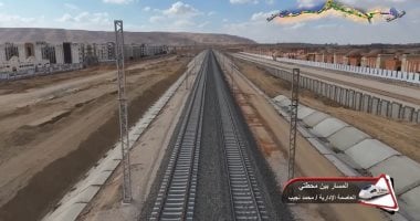 صورة جوية لرصد مراحل تركيب القضبان وتشطيبات محطة القطار السريع