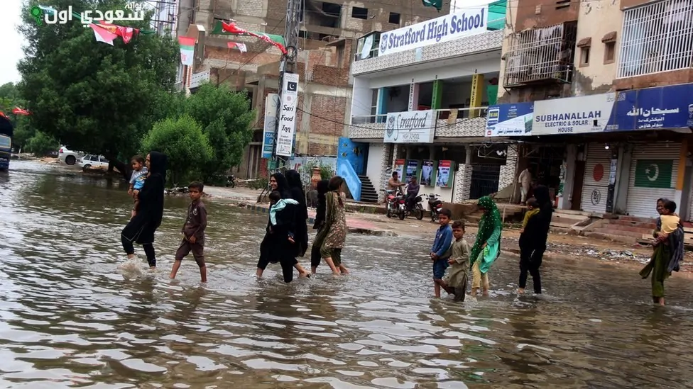فيضانات باكستان تودي بحياة 700 شخص وتفاقم الأوضاع الإنسانية