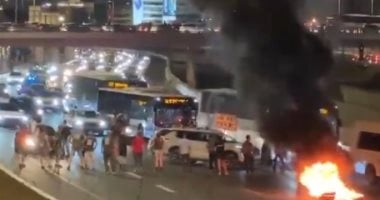 محتجون في تل أبيب يقطعون طريق أيالون للمطالبة بإطلاق سراح الرهائن