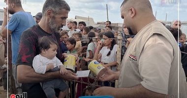 مصر تُوزع حليب الأطفال في غزة: لقطات من المساعدة