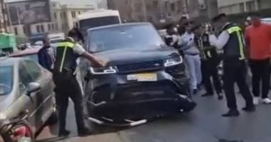 ملاحقة مثيرة: رجال المرور يتصدون لرانج روفر خارجة عن السيطرة على كوبرى أكتوبر