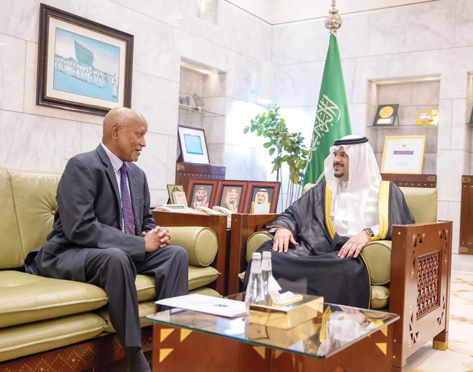 نائب أمير الرياض يلتقي سفير الصومال في جلسة ودية لتعزيز العلاقات