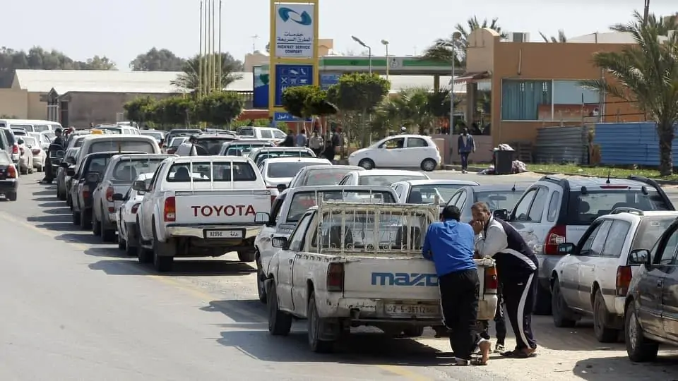 وزارة الداخلية تصدر بيانًا توضيحيًا بشأن وضع الوقود في محطات التوزيع