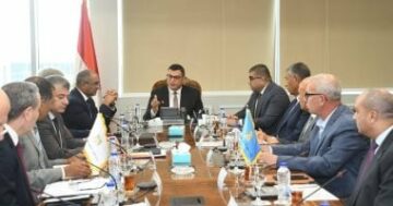 وزير الإسكان يراقب إمدادات الكهرباء لمحطات مياه الشرب والصرف الصحي