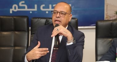 وزير العمل يكرم عامل المزلقان في بني سويف بمكافأة مالية