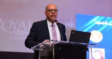 وزير العمل يوزع 93 عقد عمل لمصريين في البوسنة والإمارات والأردن