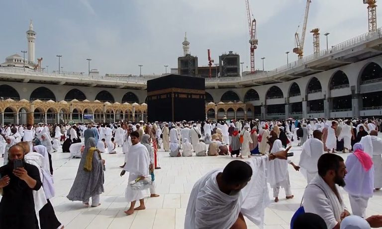 السعودية تعلن عن تمديد تأشيرة العمرة ل90 يوماً وتخفض الرسوم الخاصة باليمنيين في قرار يغير موازين العمرة