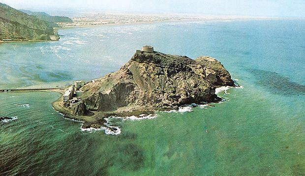 طقس حار ورطب على السواحل وأمطار متفرقة تنعش المرتفعات وسقطرى في الأيام المقبلة