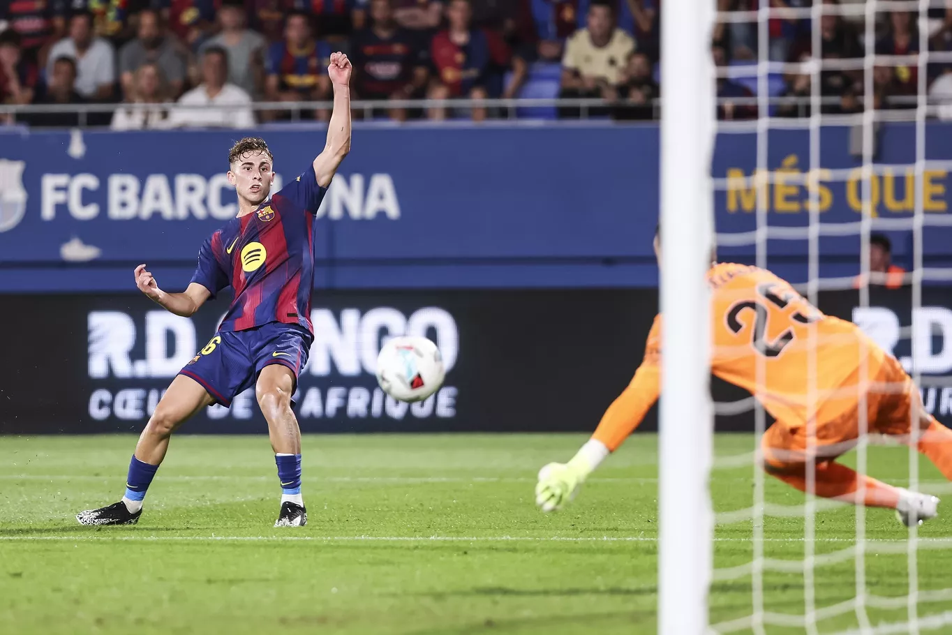 استعد لمتابعة مباراة برشلونة ضد أولمبياكوس وتعرف على القنوات الناقلة لدوري أبطال أوروبا