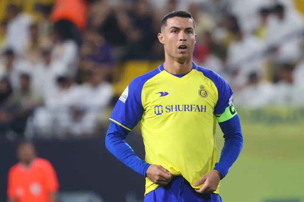صحافي سعودي يثير الجدل بمطالبة صارمة لمعاقبة كريستيانو رونالدو بعد حادثة مثيرة في ملعب المباراة
