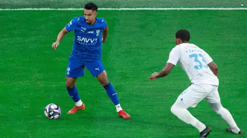 أسطورة النصر السعودي يرد بقوة على الهجوم ويفاجئ سالم الدوسري برد فعل غير متوقع يهز مواقع التواصل الاجتماعي