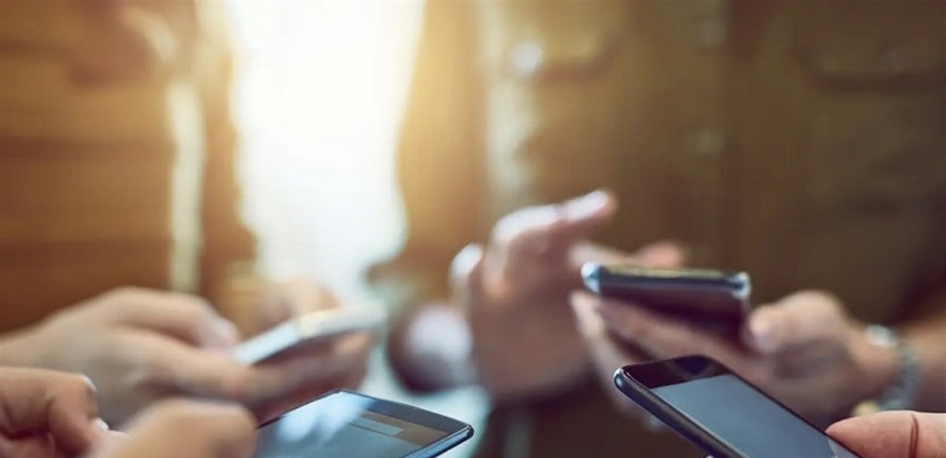 تحرر من الهاتف عند الاستيقاظ وابدأ يومك بخطوات بسيطة لتحسين نومك وجودة حياتك