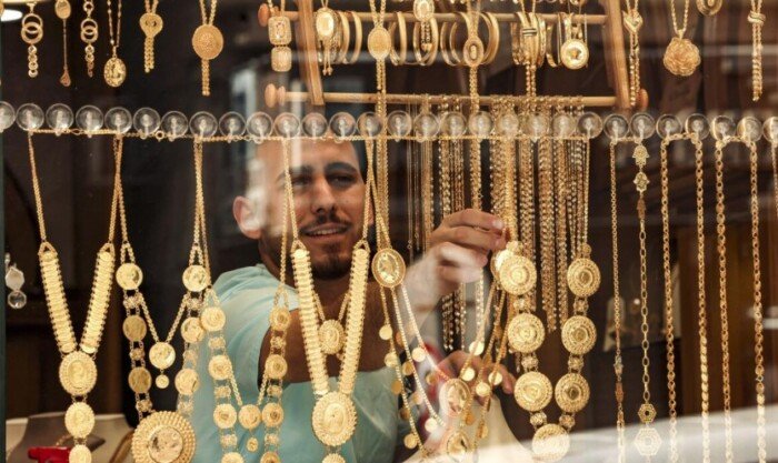 صدمة في سوق الذهب انخفاض مفاجئ بعشرة جنيهات للجرام في مصر اليوم السبت تغيرات الأسعار تثير التساؤلات