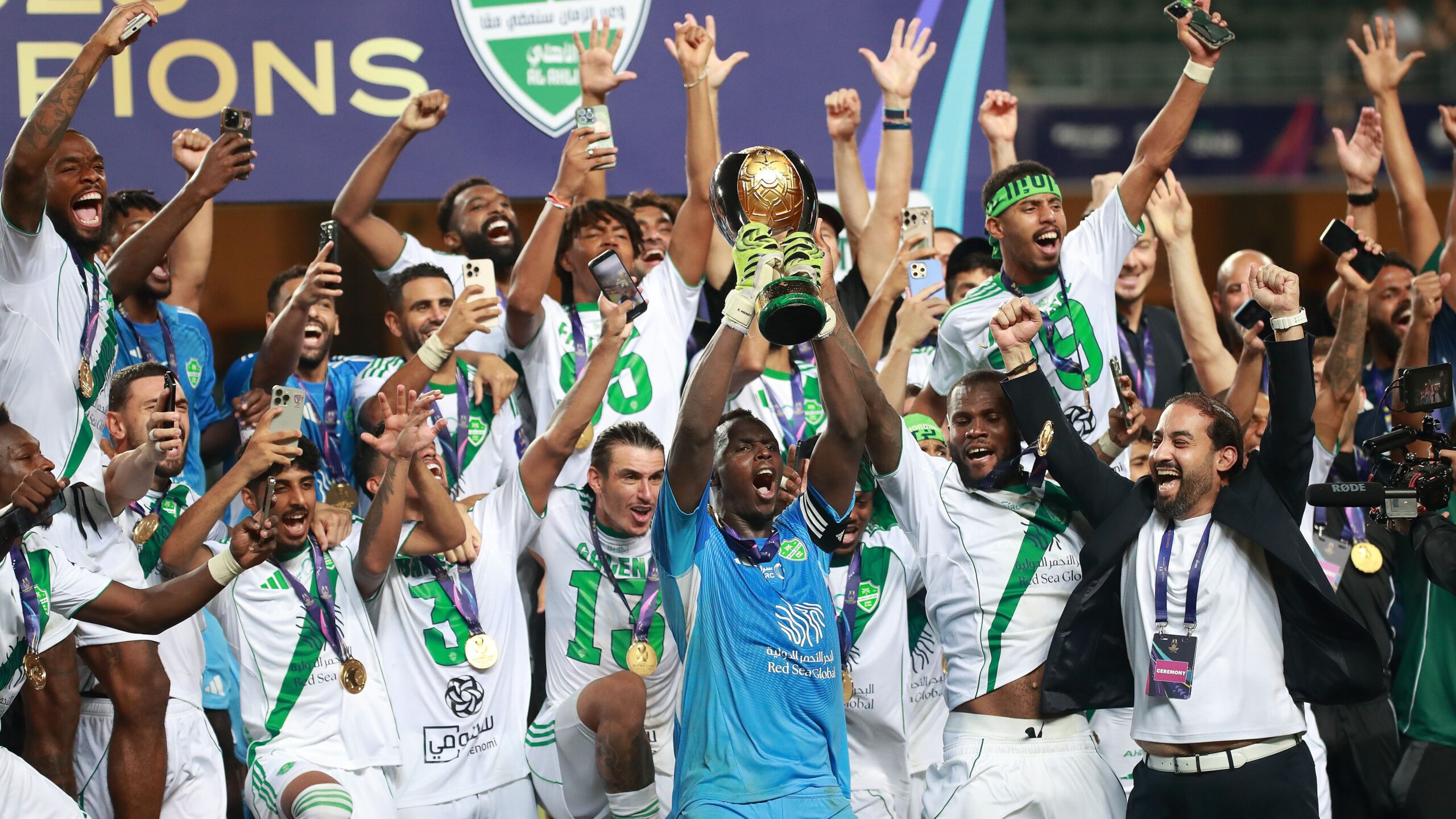 طلب مفاجئ من نادي الهلال لمركز التحكيم الرياضي بشأن قضية السوبر المثيرة تضع الأهلي في قلب المعركة القانونية