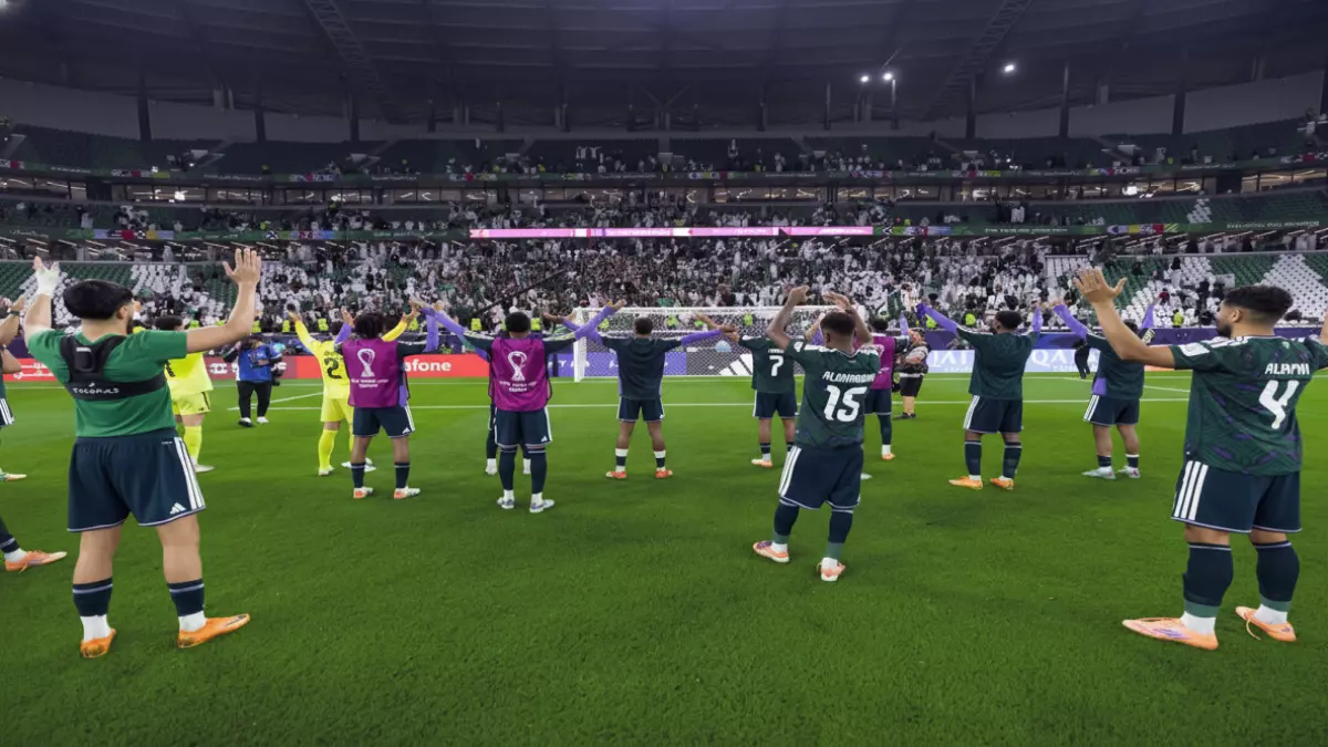 عاجل القنوات السعودية تبث مباريات الأخضر مجاناً والجماهير تعيش لحظات فرح لا مثيل لها