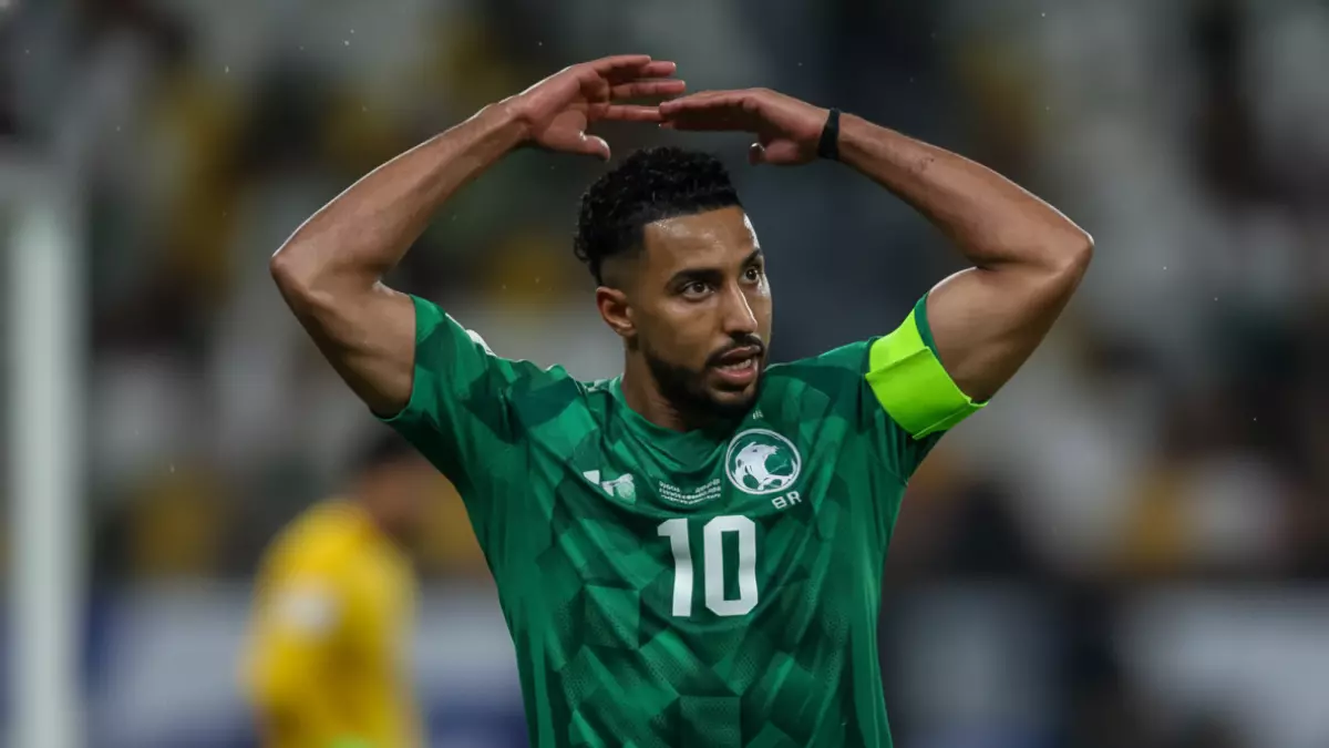 فضيحة مدوية في الفيفا بإقصاء سالم الدوسري من بوستر المونديال الجماهير السعودية تغلي غضباً وتطالب بالعدالة فوراً