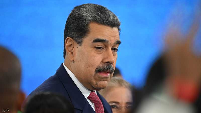 مدبول يفقد توازنه بين سريرين وهاتفين بينما يحكم كاراكاس ويهرب من شبح الضربة الأمريكية