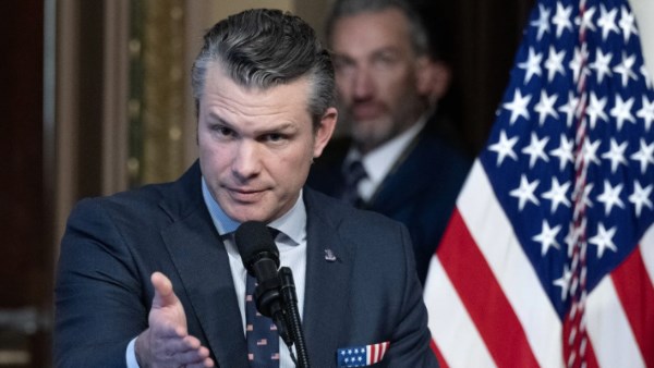 وزير الدفاع يضع القوات الأمريكية في موقف خطر بمشاركة خطط حساسة عبر هاتفه الشخصي بطريقة مثيرة للجدل