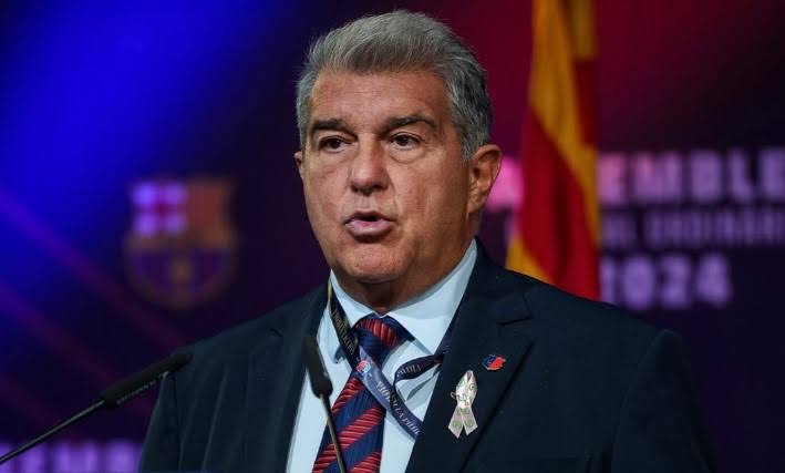 احتفال الحكام في مباراة برشلونة ضد ريال سوسيداد يثير غضب لابورتا ويشعل الجدل حول التحكيم