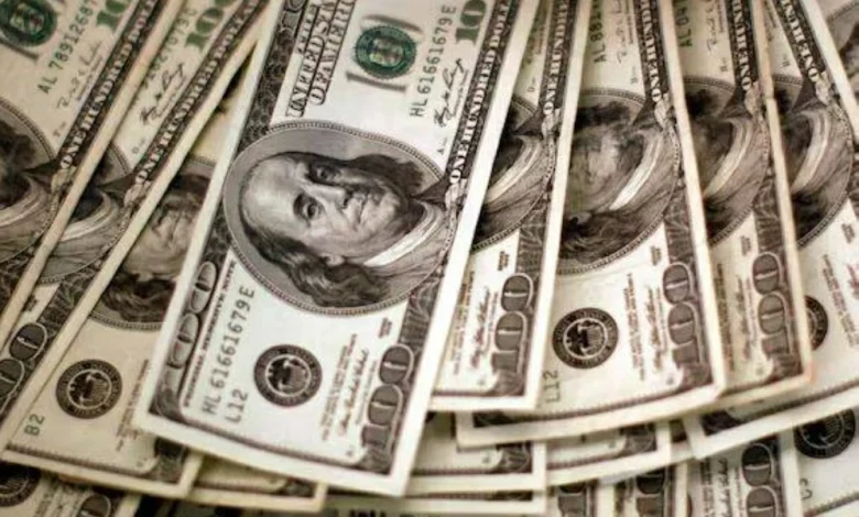 الدولار ينخفض لأدنى مستوى في أسبوع وسط تصاعد التوترات الجيوسياسية